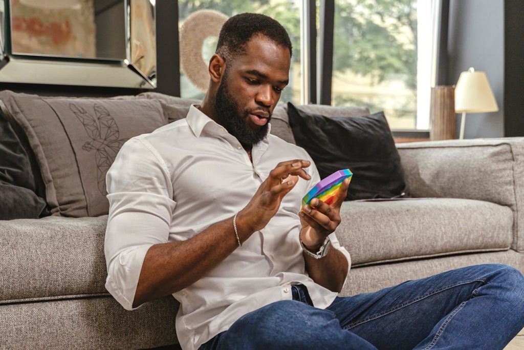 Orang memainkan Pop It untuk relaksasi dan stimulasi sensorik